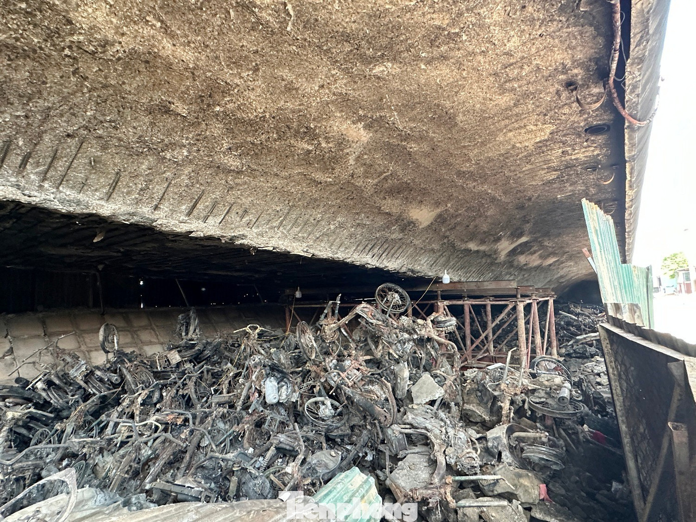 Hà Nội lệnh "xóa sổ" các bãi xe gầm cầu sau vụ cháy 500 xe máy dưới gầm cầu Vĩnh Tuy- Ảnh 1.