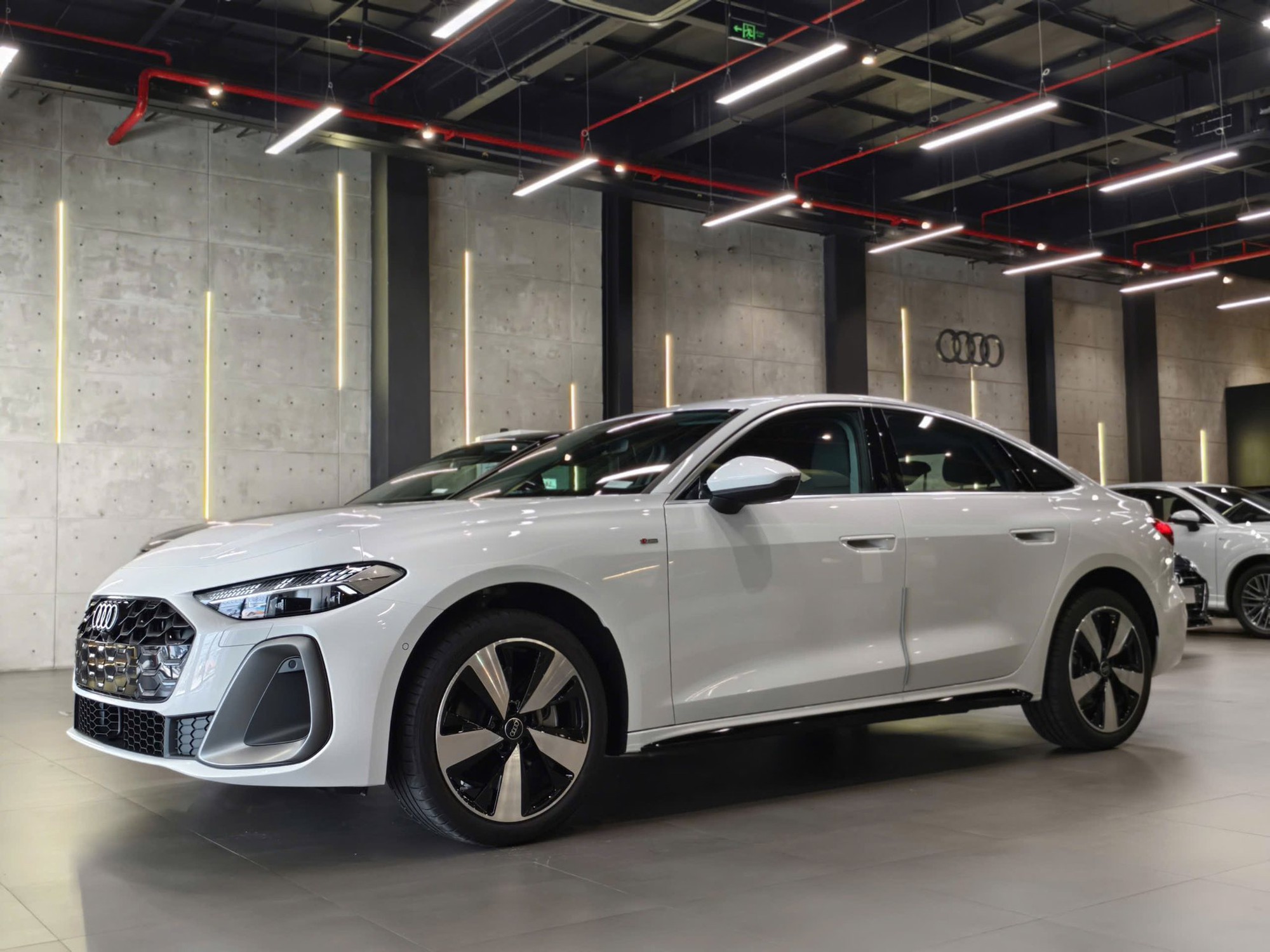 Chi tiết Audi A5 Sportback 2025 tại đại lý: Giá gần 2,2 tỷ đồng, rẻ hơn BMW 5-Series nhưng có đủ ADAS, 3 màn hình- Ảnh 2. Chi tiết Audi A5 Sportback 2025 tại đại lý: Giá gần 2,2 tỷ đồng, rẻ hơn BMW 5-Series nhưng có đủ ADAS, 3 màn hình- Ảnh 2.