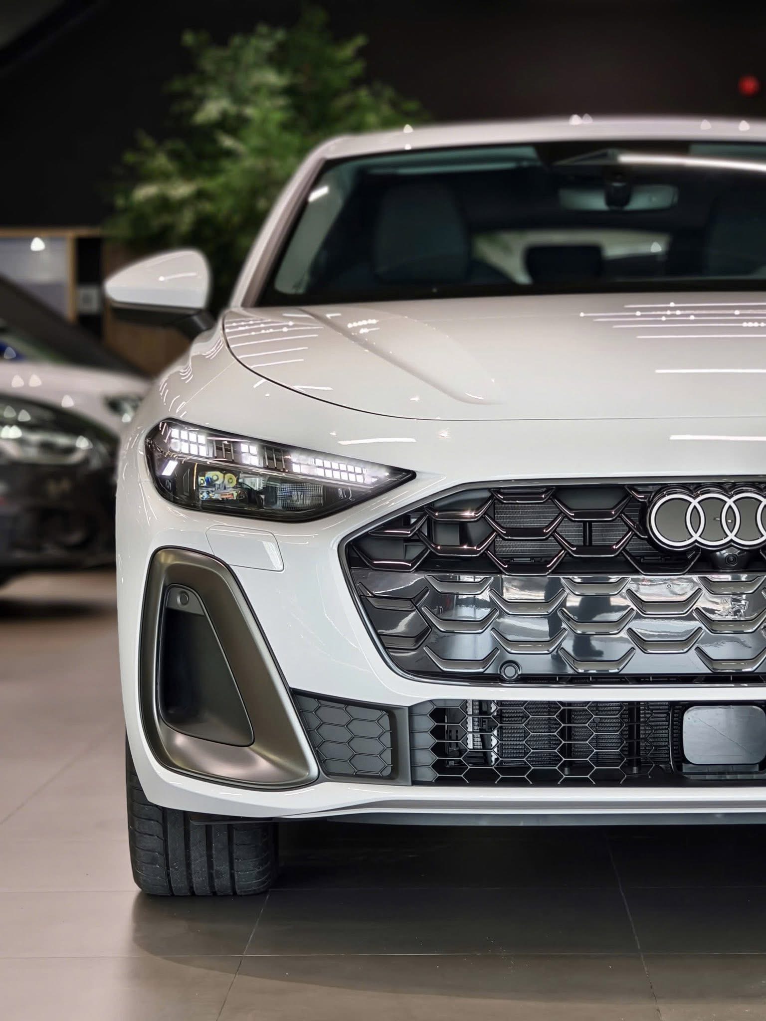 Chi tiết Audi A5 Sportback 2025 tại đại lý: Giá gần 2,2 tỷ đồng, rẻ hơn BMW 5-Series nhưng có đủ ADAS, 3 màn hình- Ảnh 4.