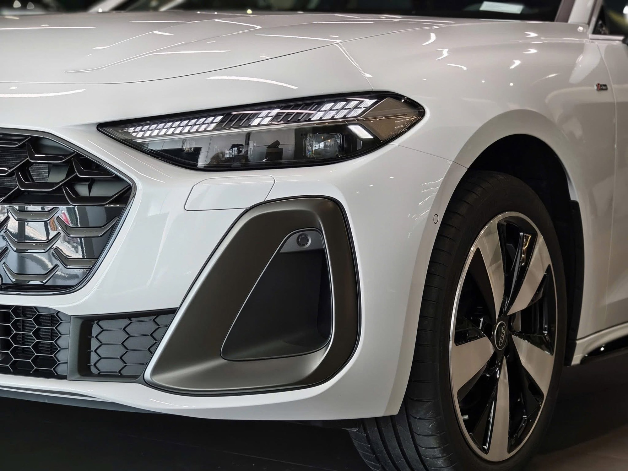 Chi tiết Audi A5 Sportback 2025 tại đại lý: Giá gần 2,2 tỷ đồng, rẻ hơn BMW 5-Series nhưng có đủ ADAS, 3 màn hình- Ảnh 6.