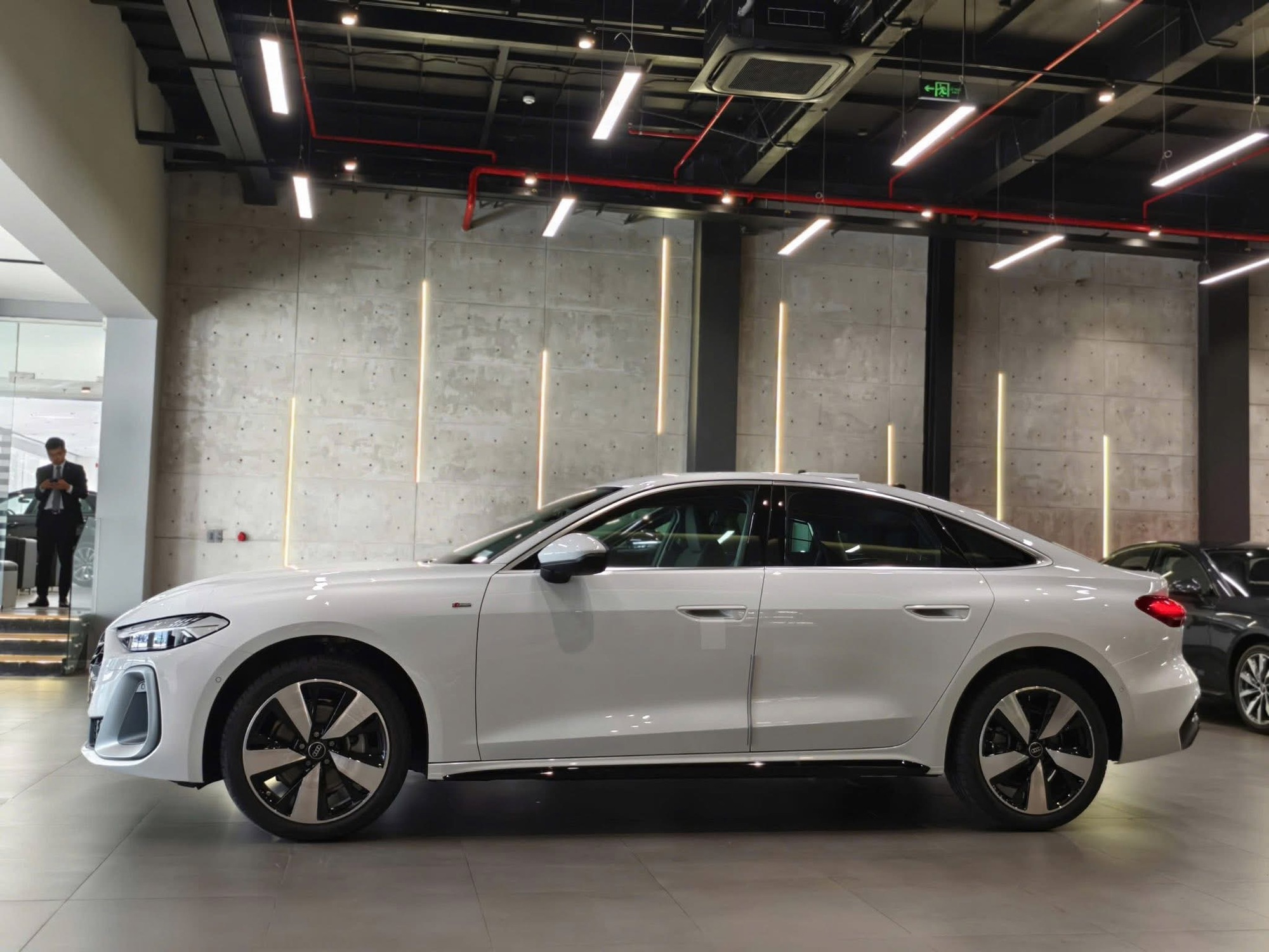 Chi tiết Audi A5 Sportback 2025 tại đại lý: Giá gần 2,2 tỷ đồng, rẻ hơn BMW 5-Series nhưng có đủ ADAS, 3 màn hình- Ảnh 5. Chi tiết Audi A5 Sportback 2025 tại đại lý: Giá gần 2,2 tỷ đồng, rẻ hơn BMW 5-Series nhưng có đủ ADAS, 3 màn hình- Ảnh 5.