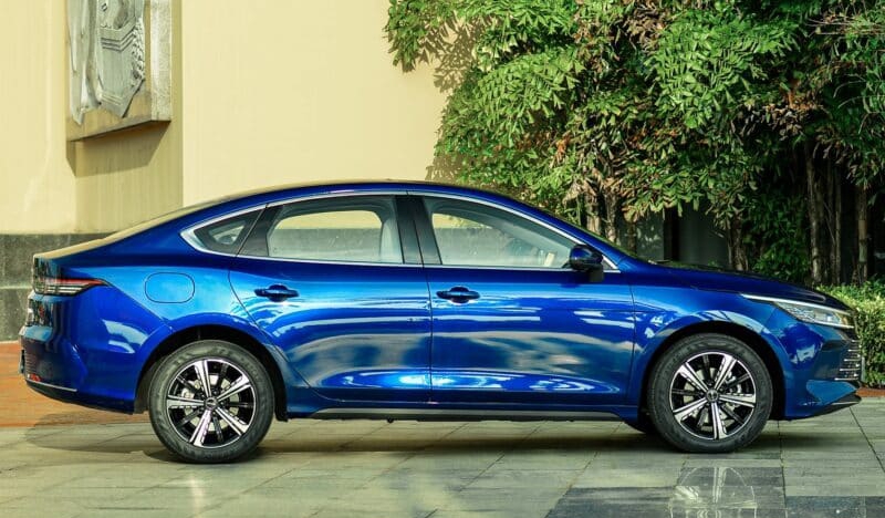Lộ ảnh BYD 05 tại Việt Nam: Sedan cỡ C dùng động cơ plug-in hybrid, chạy 120km không cần xăng- Ảnh 3. Lộ ảnh BYD 05 tại Việt Nam: Sedan cỡ C dùng động cơ plug-in hybrid, chạy 120km không cần xăng- Ảnh 3.