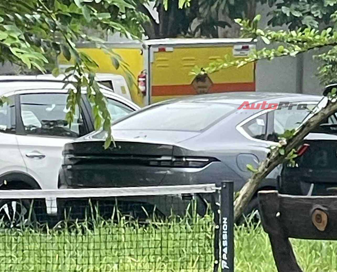 Lộ ảnh BYD 05 tại Việt Nam: Sedan cỡ C dùng động cơ plug-in hybrid, chạy 120km không cần xăng- Ảnh 2. Lộ ảnh BYD 05 tại Việt Nam: Sedan cỡ C dùng động cơ plug-in hybrid, chạy 120km không cần xăng- Ảnh 2.
