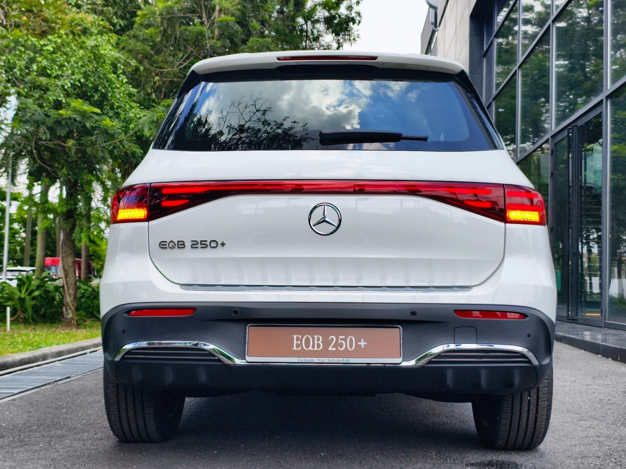 Cận cảnh Mercedes-Benz EQB 250+ 2025 tại đại lý: Giá hơn 2,3 tỷ đồng, động cơ điện mạnh 190 mã lực, chạy Hà Nội - Mộc Châu khứ hồi không cần sạc- Ảnh 5. Cận cảnh Mercedes-Benz EQB 250+ 2025 tại đại lý: Giá hơn 2,3 tỷ đồng, động cơ điện mạnh 190 mã lực, chạy Hà Nội - Mộc Châu khứ hồi không cần sạc- Ảnh 5.