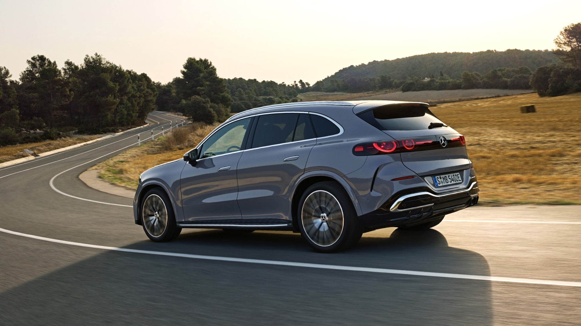 Mercedes-Benz GLC EV 2026 ra mắt: Trần sao, ghế rung theo nhạc, chạy 700 km/sạc, màn lớn chưa từng có- Ảnh 9.