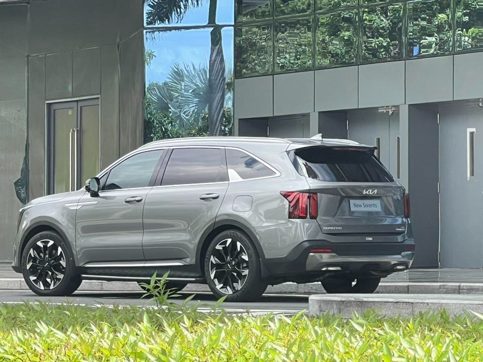 Kia Sorento 2025 lộ diện tại Việt Nam: Dự kiến ra mắt ngay tháng này, 4 phiên bản, thêm nhiều ‘option’, có chi tiết như Carnival- Ảnh 3. Kia Sorento 2025 lộ diện tại Việt Nam: Dự kiến ra mắt ngay tháng này, 4 phiên bản, thêm nhiều ‘option’, có chi tiết như Carnival- Ảnh 3.