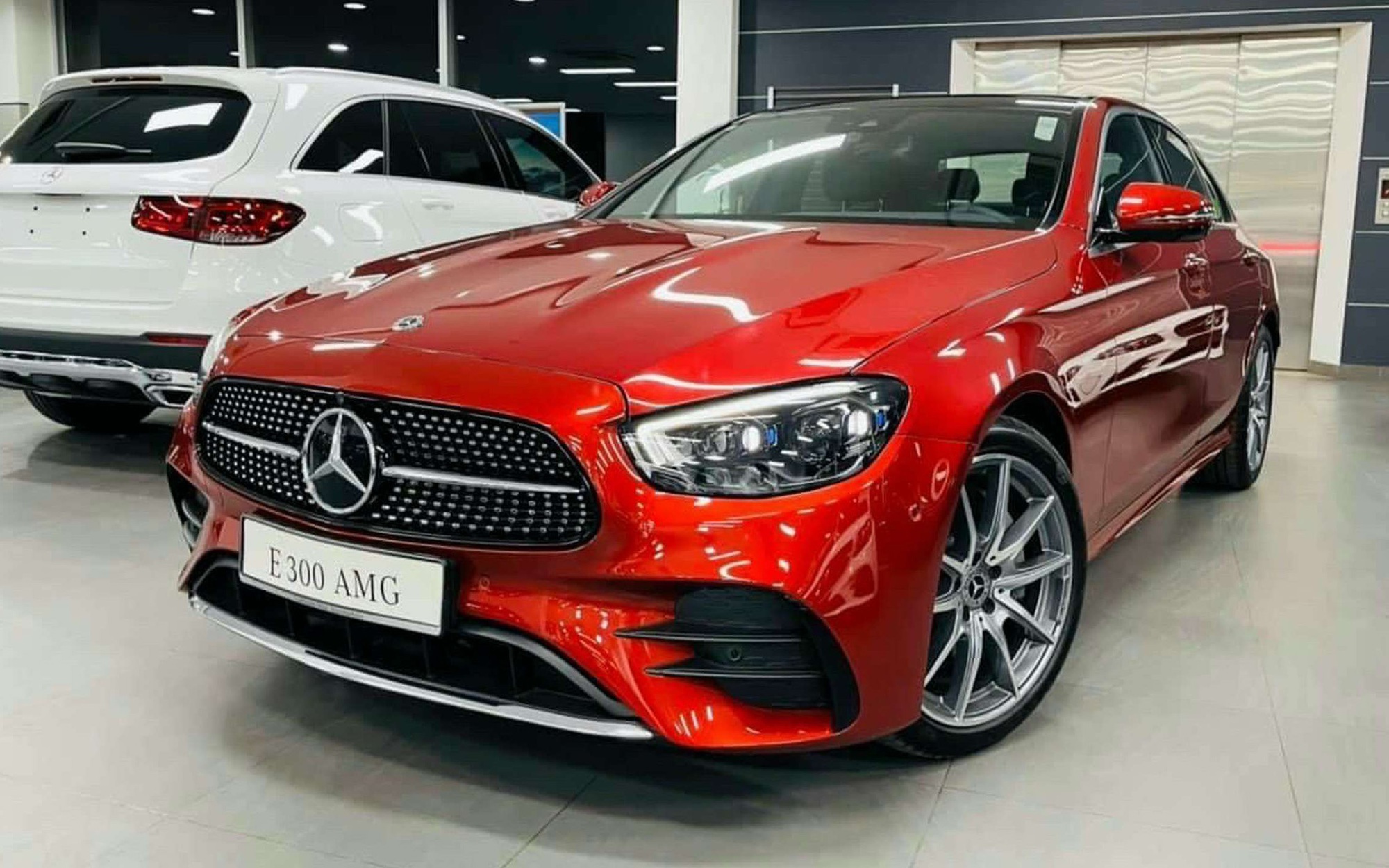 Mercedes-Benz E-Class giảm giá mạnh tại đại lý 'dọn đường' cho đời mới ra mắt tháng sau: Giảm nhiều nhất 800 triệu đồng, bản 'base' tiệm cận Camry- Ảnh 2.
