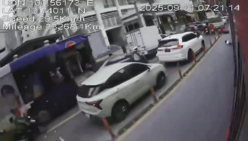 Đang đi song song với xe buýt, tài xế mô tô không ngờ đây là khoảnh khắc cuối cùng của đời mình- Ảnh 2.