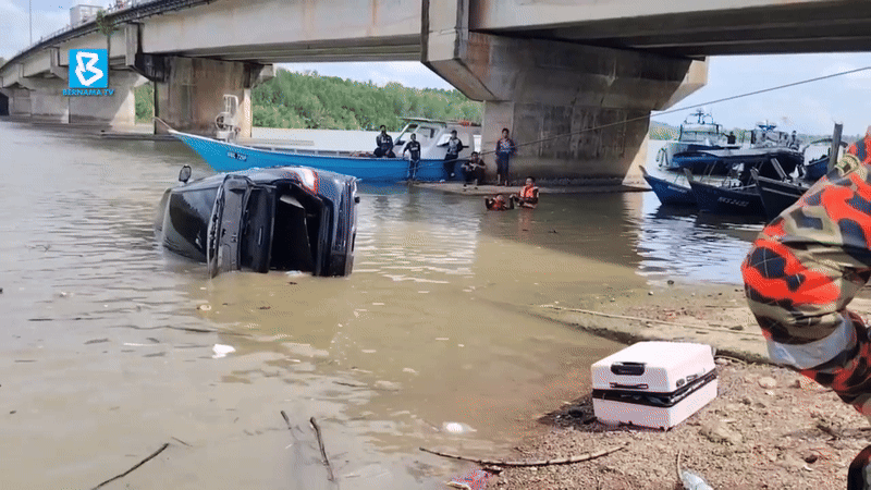 Đưa con đi chơi bằng ô tô rồi đỗ xe ở bờ sông, bố ra ngoài hút thuốc, ít phút sau thì xảy ra thảm kịch- Ảnh 1. Đưa con đi chơi bằng ô tô rồi đỗ xe ở bờ sông, bố ra ngoài hút thuốc, ít phút sau thì xảy ra thảm kịch- Ảnh 1.