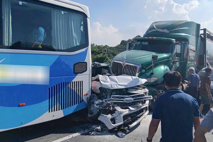 Tai nạn liên hoàn 5 ô tô trên cao tốc Cao Bồ – Mai Sơn- Ảnh 1.