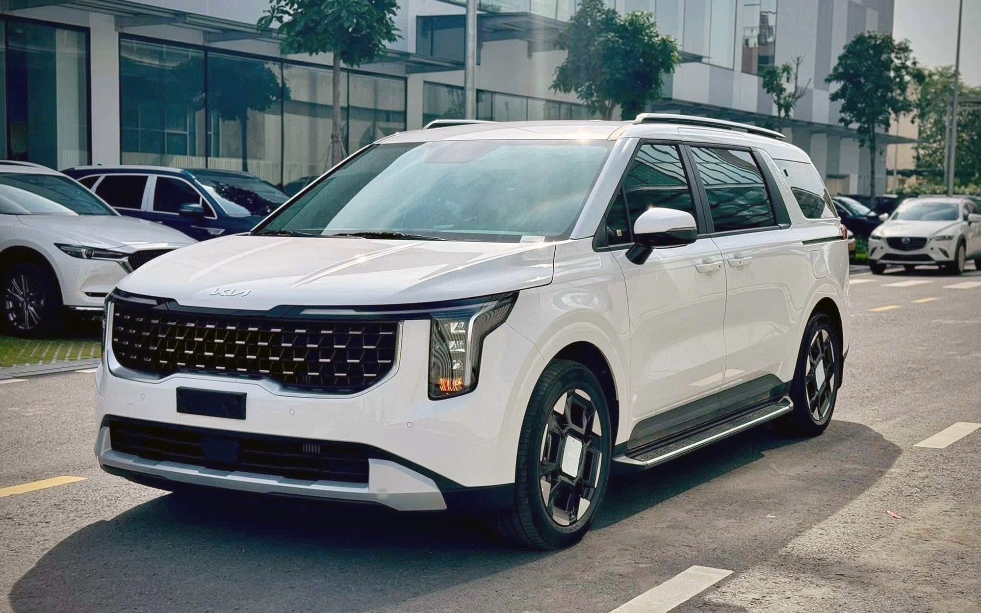 Xe Dịch vụ của năm, chọn xăng dầu hay điện: Carnival, Xpander, Innova, Limo Green và VF 5 đua tranh chặng nước rút- Ảnh 1.