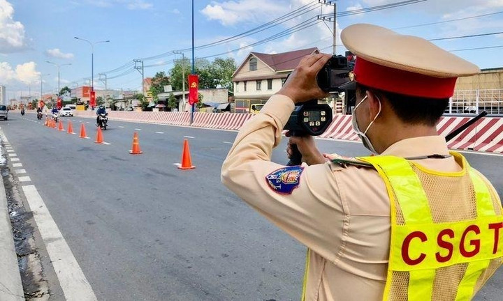 Lỗi chạy xe m&aacute;y, &ocirc; t&ocirc; chậm bị phạt thế n&agrave;o?- Ảnh 1.