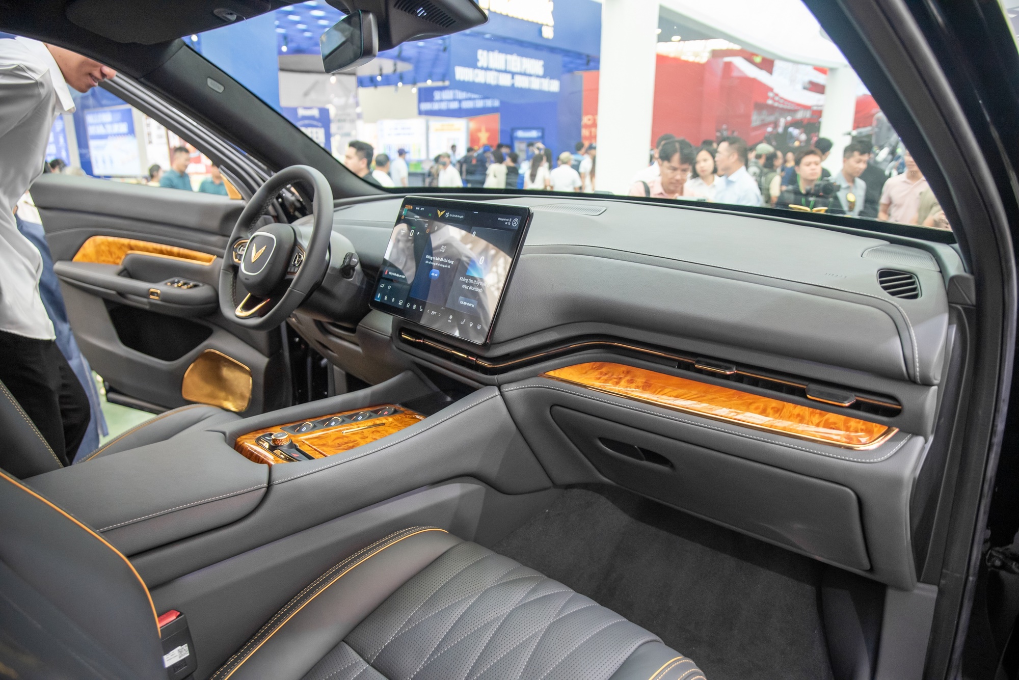 Lạc Hồng 900 LX nhận cọc tại đại lý: Bản tiêu chuẩn giá dự kiến 5 tỷ đồng, bản chống đạn giá có thể ngang Rolls-Royce Ghost- Ảnh 3.