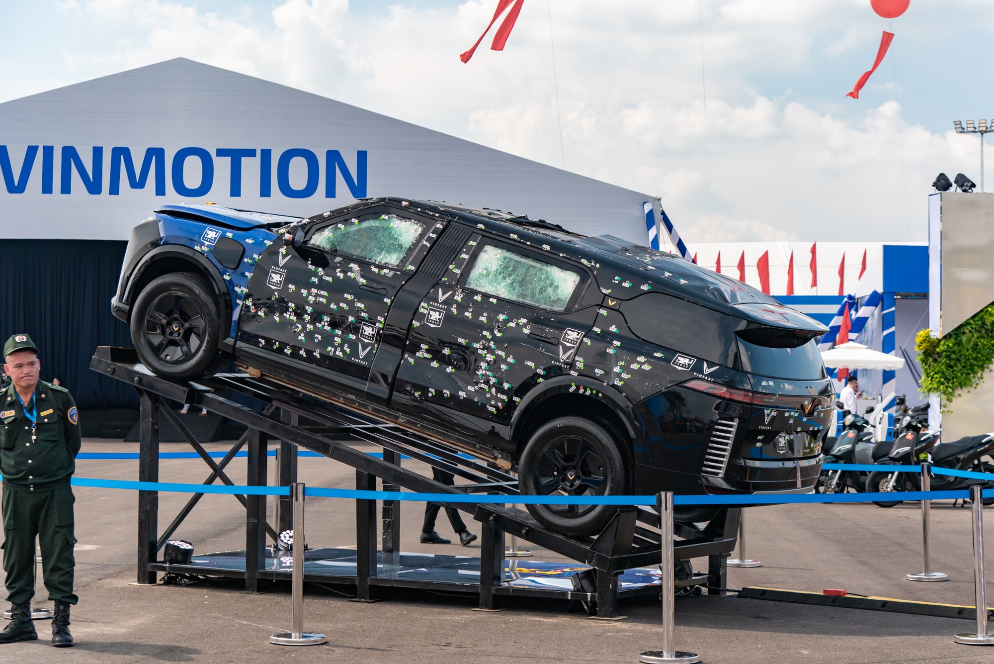 Lạc Hồng 900 LX nhận cọc tại đại lý: Bản tiêu chuẩn giá dự kiến 5 tỷ đồng, bản chống đạn giá có thể ngang Rolls-Royce Ghost- Ảnh 8. Lạc Hồng 900 LX nhận cọc tại đại lý: Bản tiêu chuẩn giá dự kiến 5 tỷ đồng, bản chống đạn giá có thể ngang Rolls-Royce Ghost- Ảnh 8.