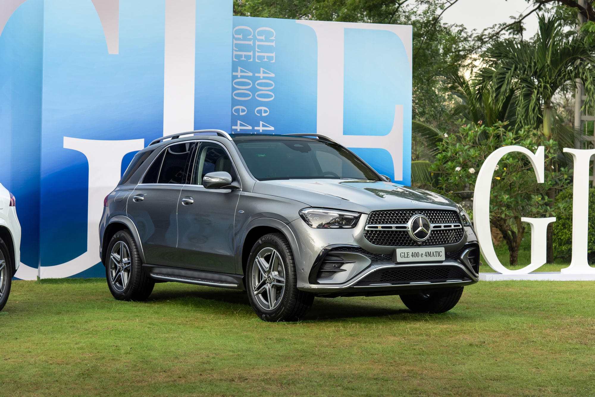 GLE 400e 4Matic giá 4,67 tỷ đồng - Phép thử đầy bản lĩnh của Mercedes-Benz tại Việt Nam- Ảnh 2.