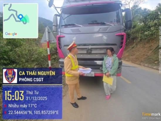 Xử phạt nữ t&agrave;i xế nổi tiếng Tiktok c&oacute; h&agrave;nh vi dừng xe giữa đường chặn xe kh&aacute;c- Ảnh 1.