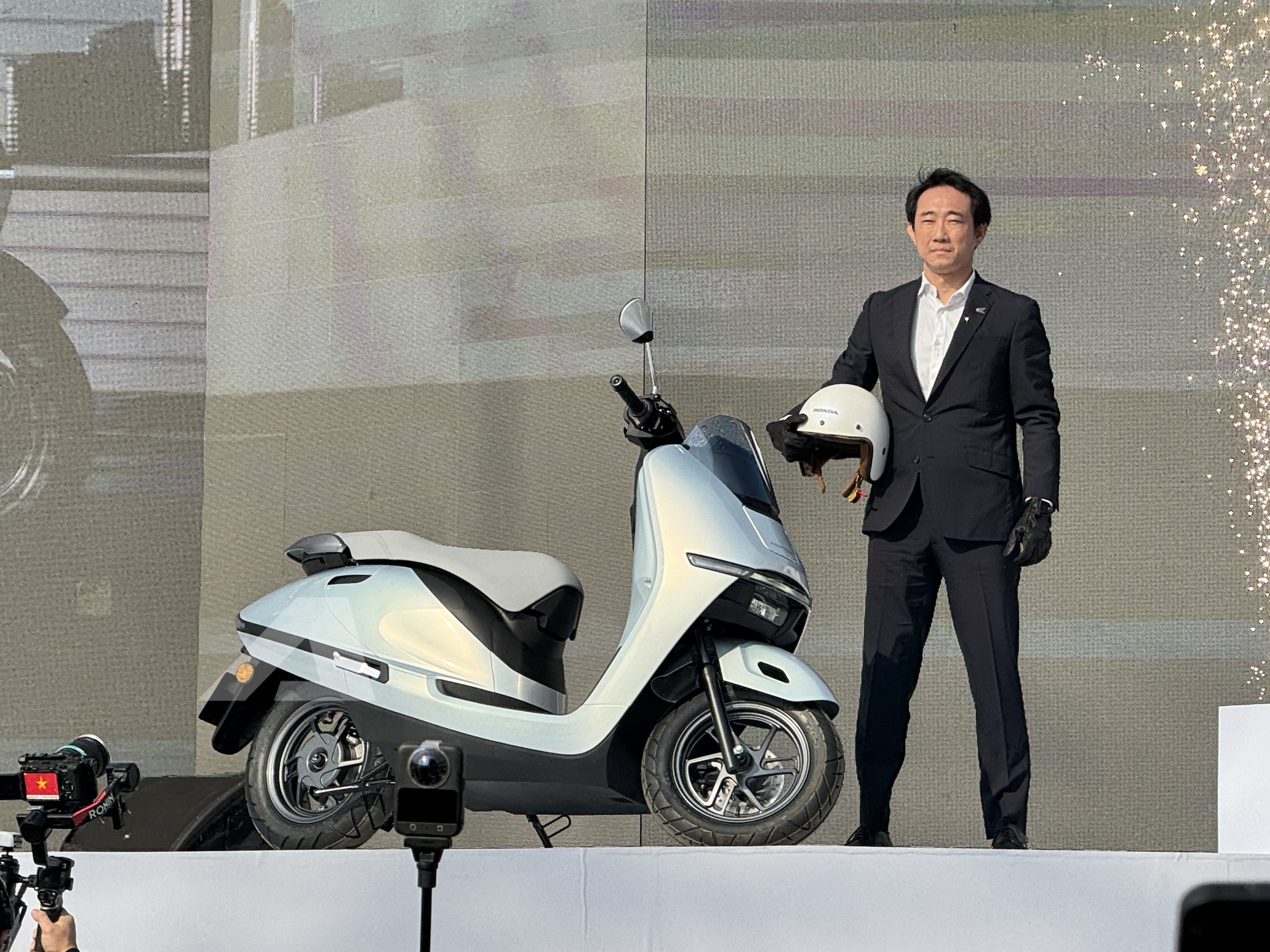 Honda UC3 ra mắt Việt Nam: Pin LFP đi 120km, m&agrave;n h&igrave;nh TFT như xe ph&acirc;n khối lớn, gi&aacute; dự kiến trăm triệu nhưng c&oacute; thể 'mềm' hơn khi c&oacute; điều n&agrave;y- Ảnh 2.