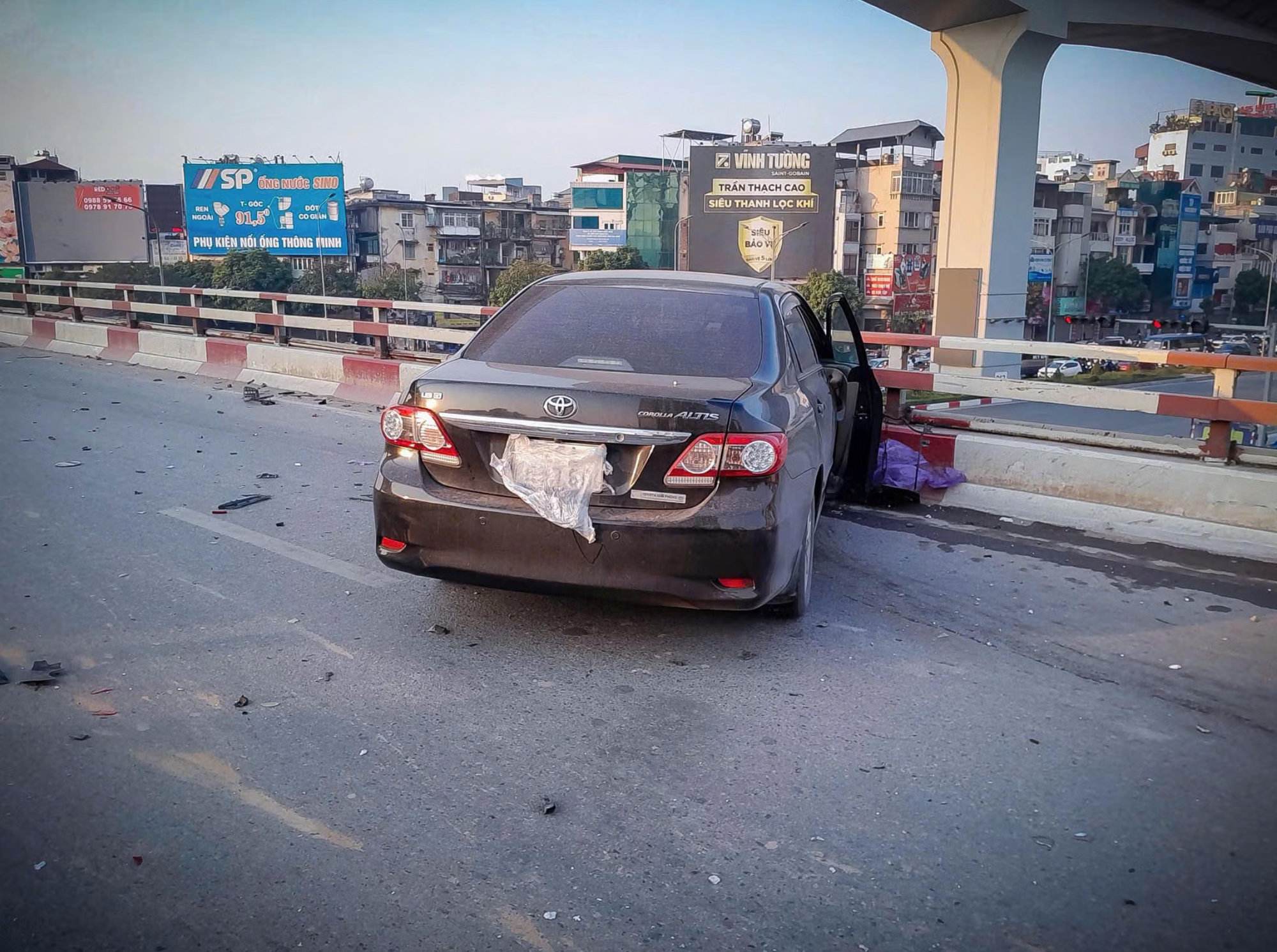 Hiện trường vụ nữ tài xế ô tô buồn ngủ gây tai nạn liên hoàn khiến 1 người tử vong trên phố Hà Nội- Ảnh 1.