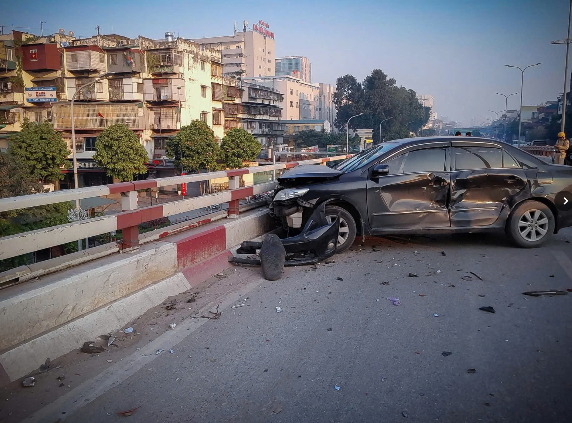 Hiện trường vụ nữ tài xế ô tô buồn ngủ gây tai nạn liên hoàn khiến 1 người tử vong trên phố Hà Nội- Ảnh 2.