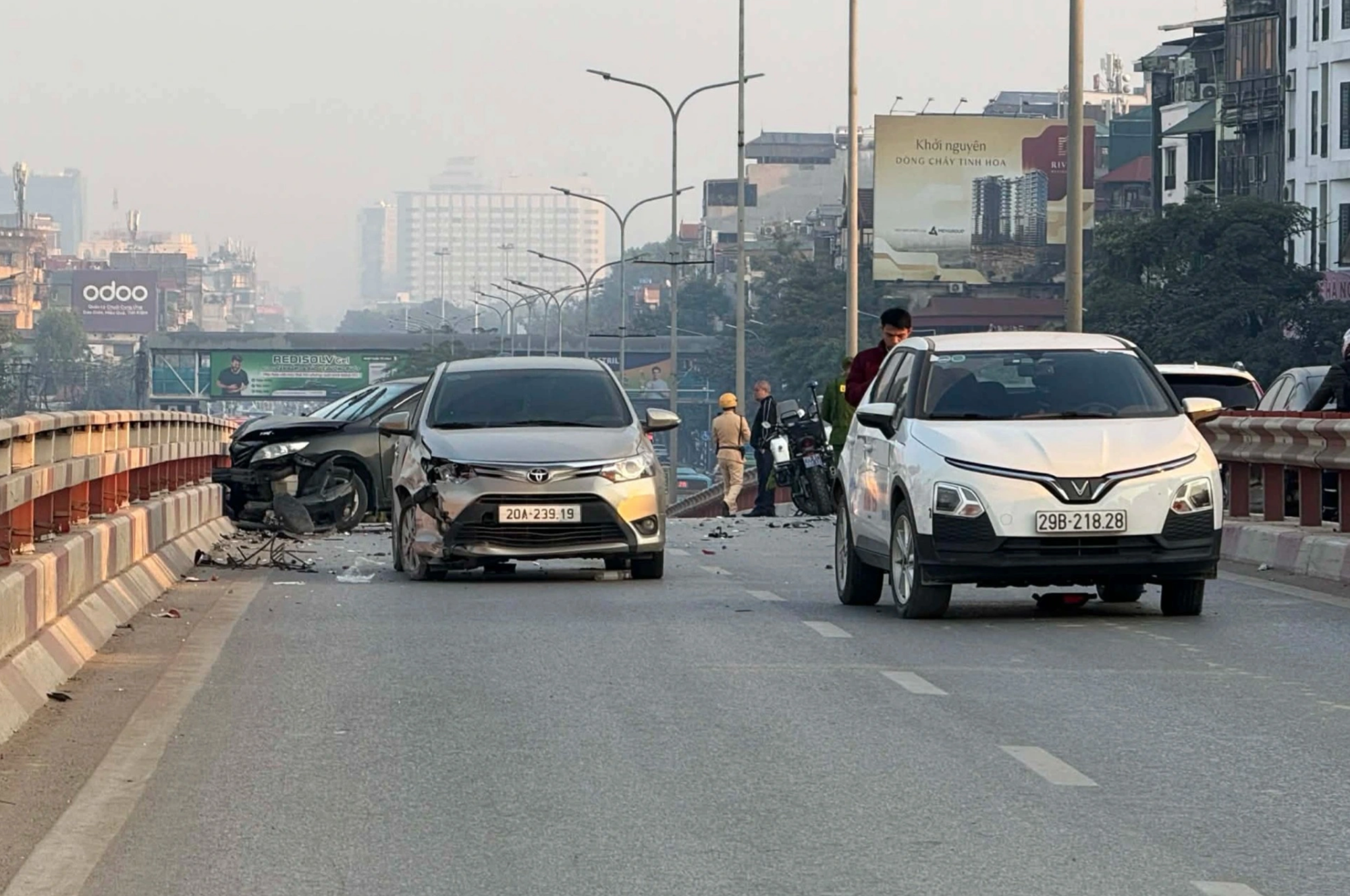Hiện trường vụ nữ tài xế ô tô buồn ngủ gây tai nạn liên hoàn khiến 1 người tử vong trên phố Hà Nội- Ảnh 4.