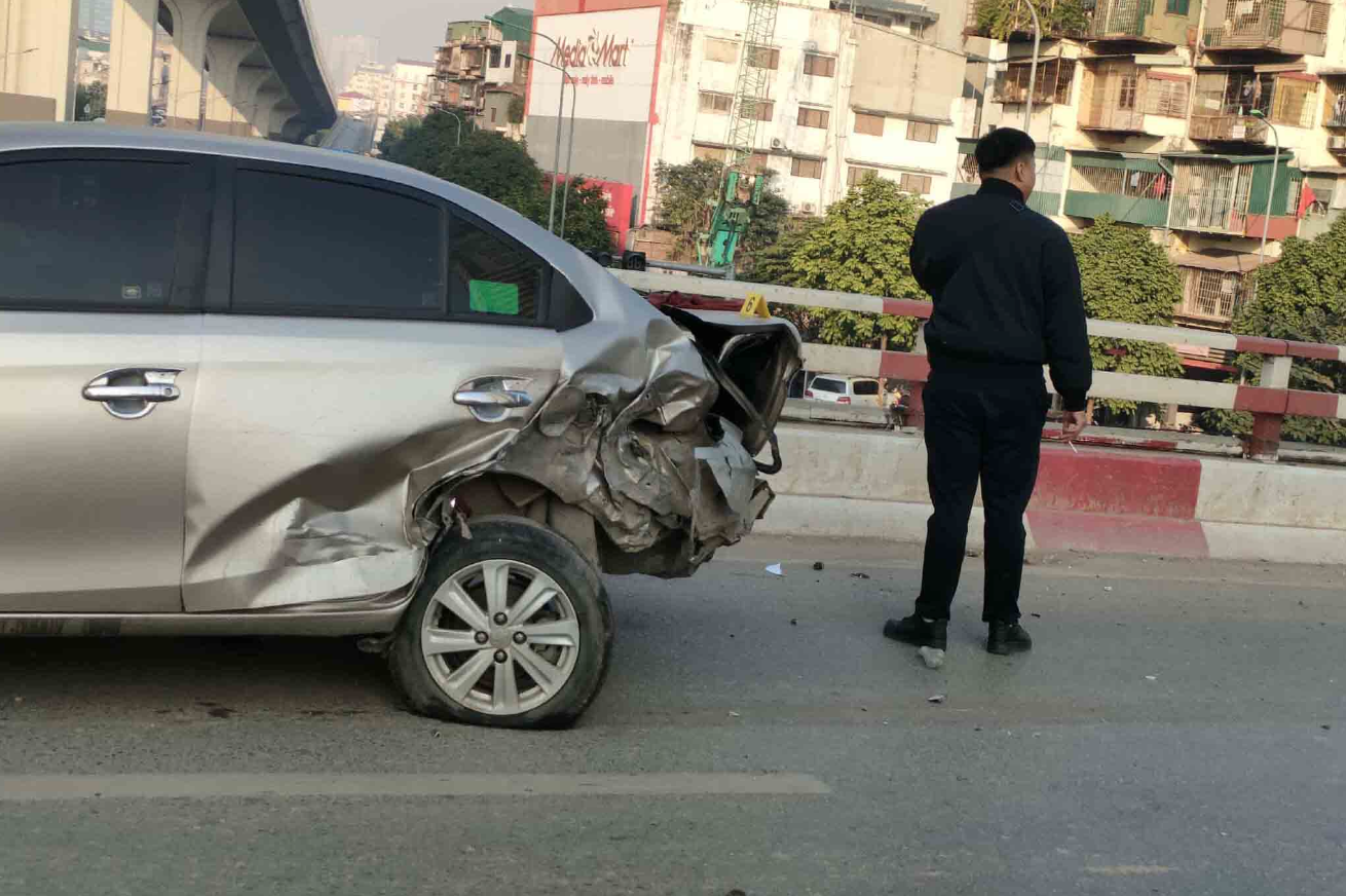 Hiện trường vụ nữ tài xế ô tô buồn ngủ gây tai nạn liên hoàn khiến 1 người tử vong trên phố Hà Nội- Ảnh 5.