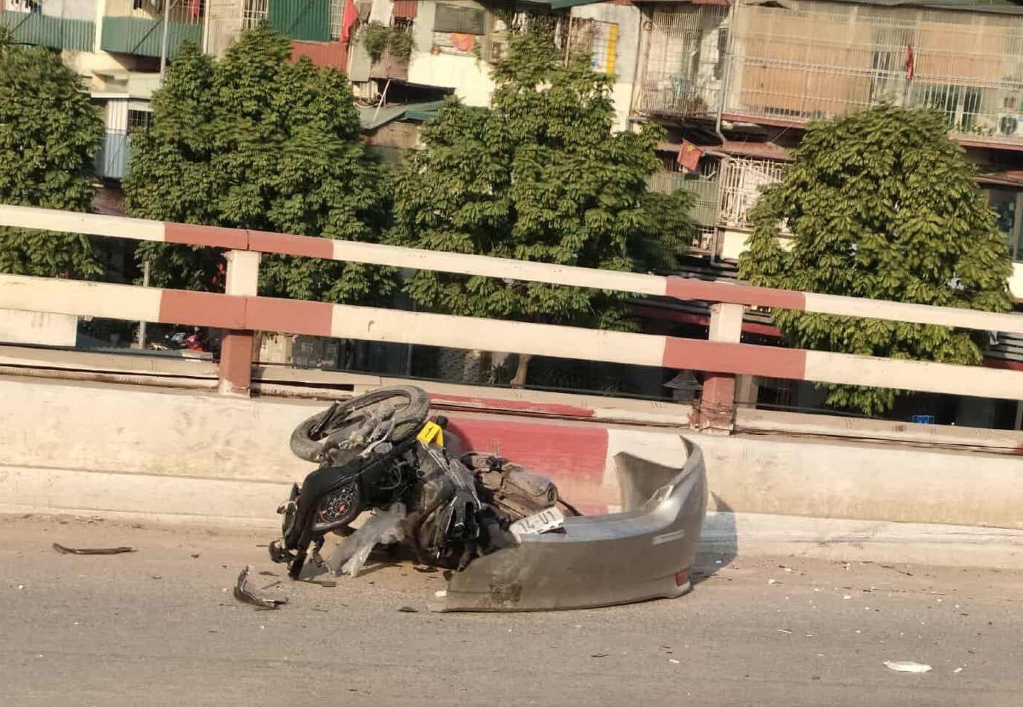 Hiện trường vụ nữ tài xế ô tô buồn ngủ gây tai nạn liên hoàn khiến 1 người tử vong trên phố Hà Nội- Ảnh 3.