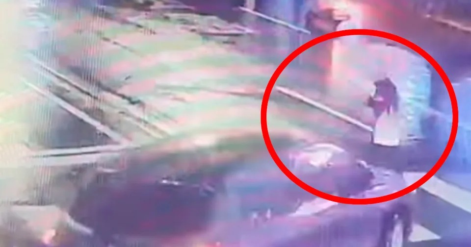 Cảnh sát tung CCTV ghi lại vụ cặp vợ chồng diễn viên lái xe tông chết người đi đường- Ảnh 3. Cảnh sát tung CCTV ghi lại vụ cặp vợ chồng diễn viên lái xe tông chết người đi đường- Ảnh 3.