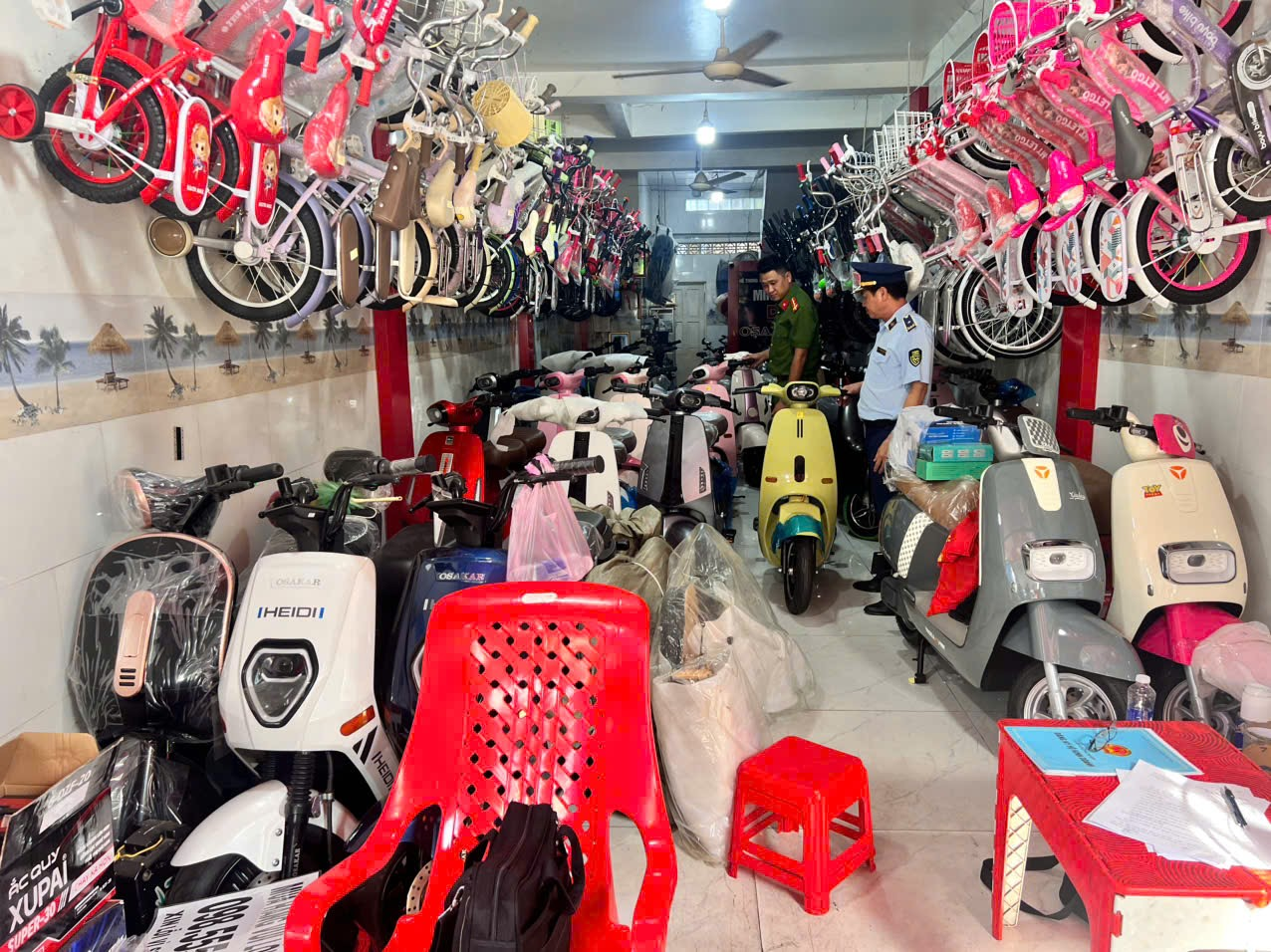 Đột xuất kiểm tra các hộ kinh doanh xe điện: Phát hiện nhiều vi phạm, thu phạt hàng chục triệu đồng- Ảnh 1. Đột xuất kiểm tra các hộ kinh doanh xe điện: Phát hiện nhiều vi phạm, thu phạt hàng chục triệu đồng- Ảnh 1.