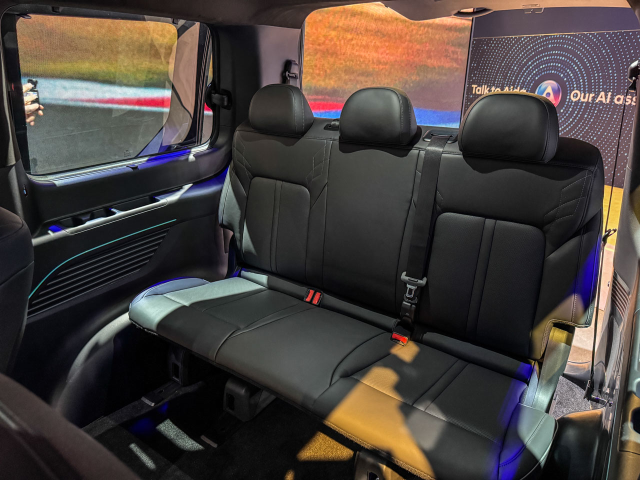 Mục sở thị Hyundai Staria bản thuần điện: Giữ nguyên thiết kế 'phi thuyền', nâng cấp sạc nhanh 20 phút, có tính năng 'lấy điện' giống nhiều xe ở Việt Nam- Ảnh 5.