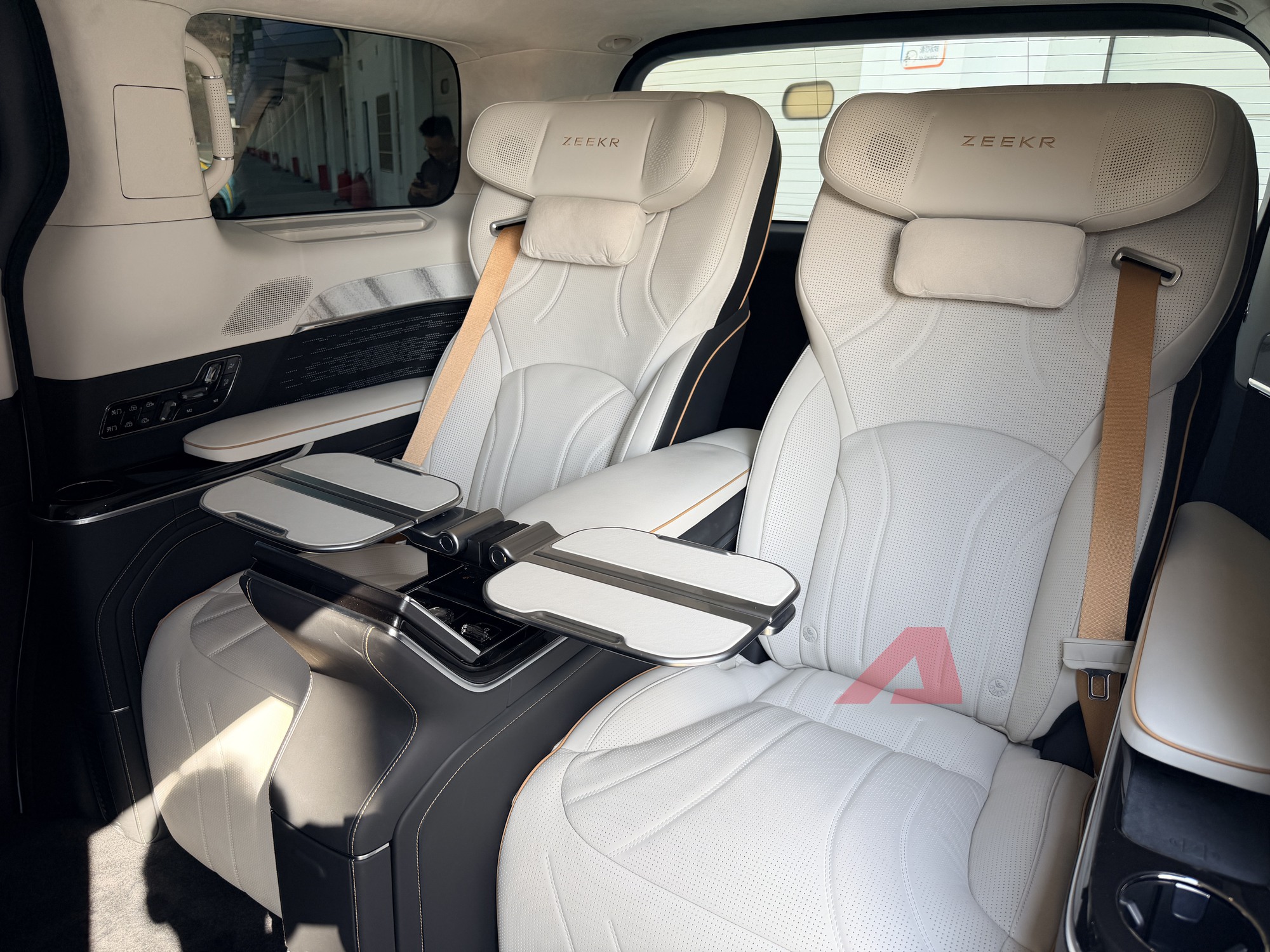 Xem trước Zeekr 009 Grand về Việt Nam cuối năm nay: MPV điện mạnh 777 mã lực, cạnh tranh Alphard bằng khoang sau dạng thương gia, chạy Hà Nội - Huế không cần sạc- Ảnh 6. Xem trước Zeekr 009 Grand về Việt Nam cuối năm nay: MPV điện mạnh 777 mã lực, cạnh tranh Alphard bằng khoang sau dạng thương gia, chạy Hà Nội - Huế không cần sạc- Ảnh 6.