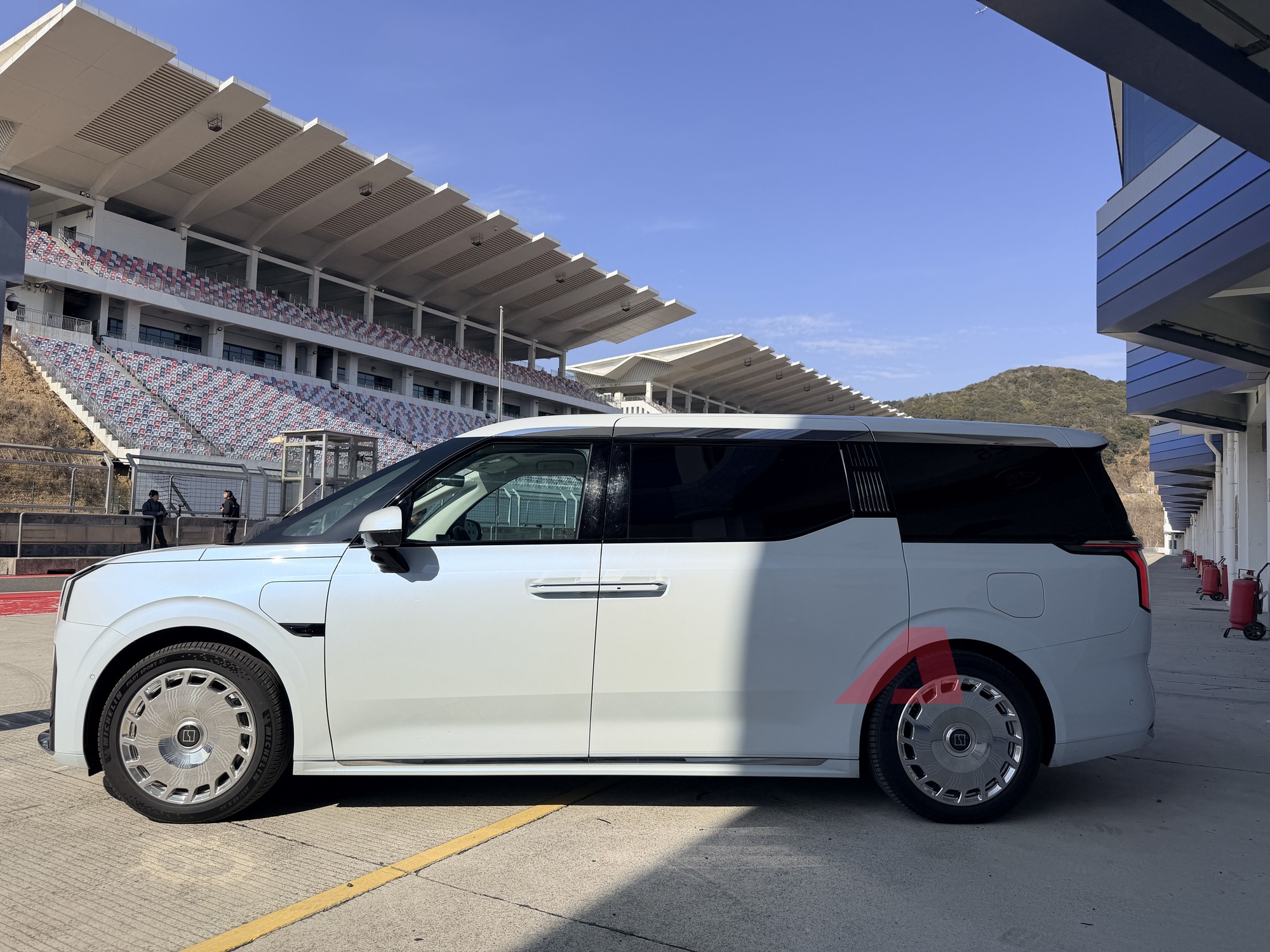 Xem trước Zeekr 009 Grand về Việt Nam cuối năm nay: MPV điện mạnh 777 mã lực, cạnh tranh Alphard bằng khoang sau dạng thương gia, chạy Hà Nội - Huế không cần sạc- Ảnh 3. Xem trước Zeekr 009 Grand về Việt Nam cuối năm nay: MPV điện mạnh 777 mã lực, cạnh tranh Alphard bằng khoang sau dạng thương gia, chạy Hà Nội - Huế không cần sạc- Ảnh 3.