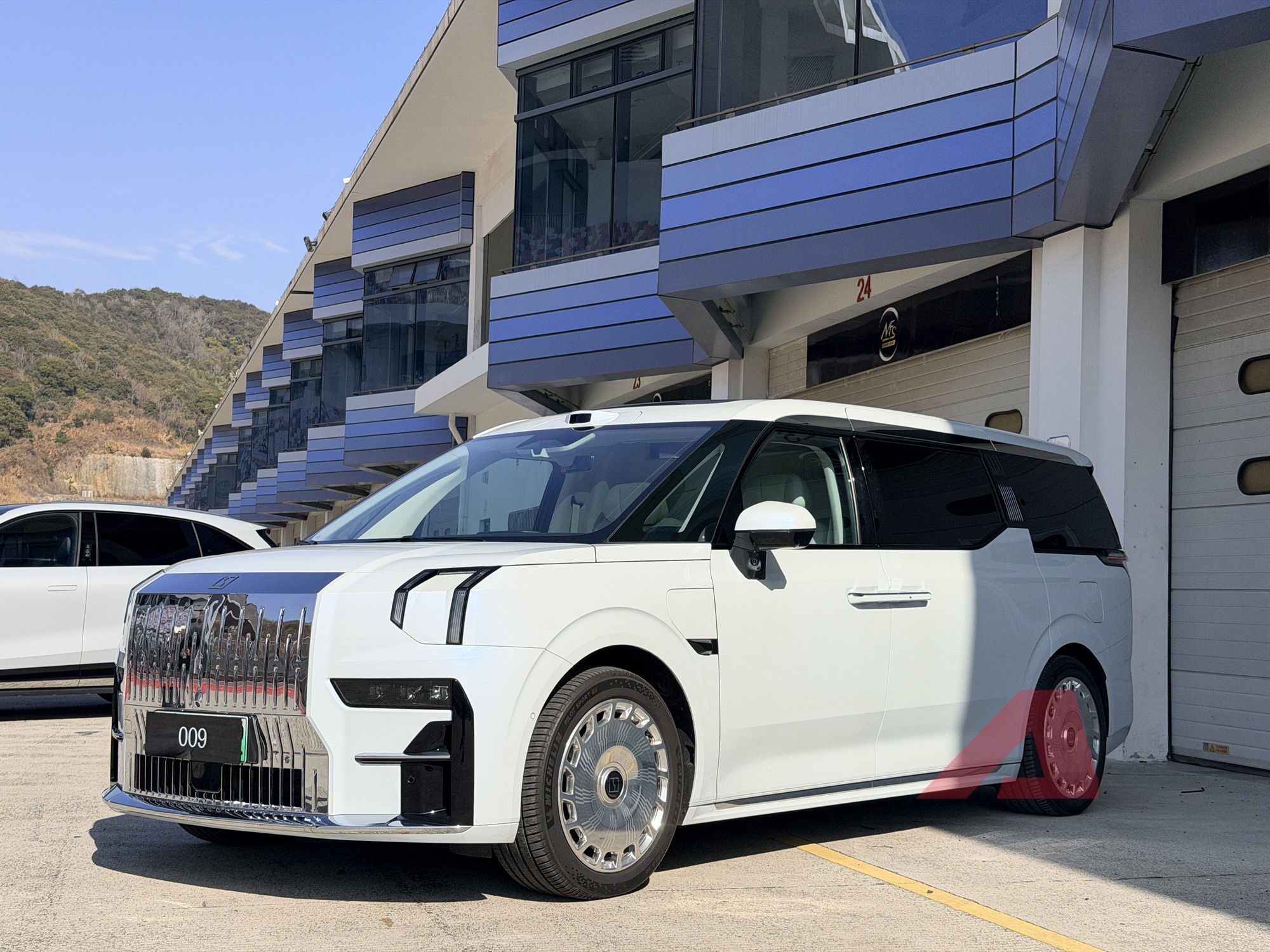 Xem trước Zeekr 009 Grand về Việt Nam cuối năm nay: MPV điện mạnh 777 mã lực, cạnh tranh Alphard bằng khoang sau dạng thương gia, chạy Hà Nội - Huế không cần sạc- Ảnh 2. Xem trước Zeekr 009 Grand về Việt Nam cuối năm nay: MPV điện mạnh 777 mã lực, cạnh tranh Alphard bằng khoang sau dạng thương gia, chạy Hà Nội - Huế không cần sạc- Ảnh 2.