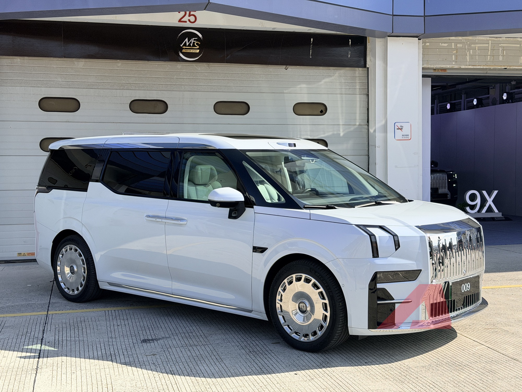 Xem trước Zeekr 009 Grand về Việt Nam cuối năm nay: MPV điện mạnh 777 mã lực, cạnh tranh Alphard bằng khoang sau dạng thương gia, chạy Hà Nội - Huế không cần sạc- Ảnh 4. Xem trước Zeekr 009 Grand về Việt Nam cuối năm nay: MPV điện mạnh 777 mã lực, cạnh tranh Alphard bằng khoang sau dạng thương gia, chạy Hà Nội - Huế không cần sạc- Ảnh 4.