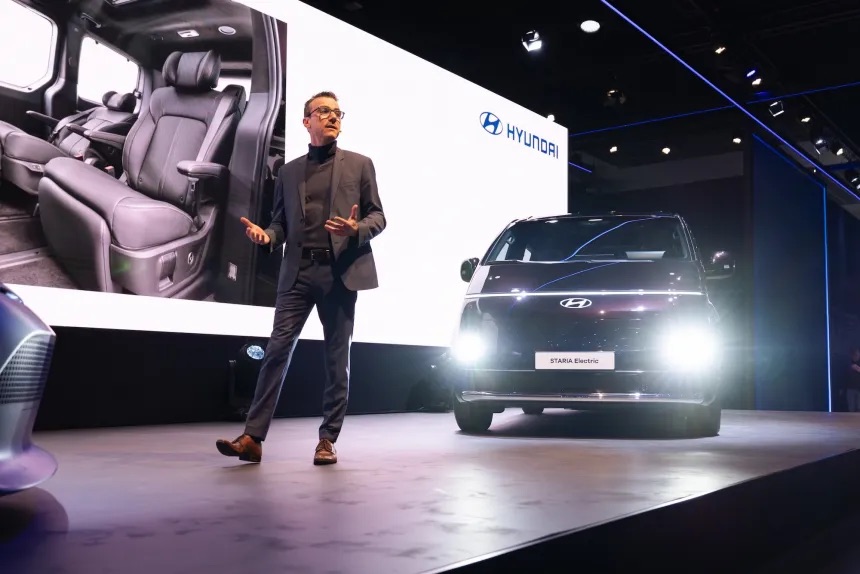 Mục sở thị Hyundai Staria bản thuần điện: Giữ nguy&ecirc;n thiết kế 'phi thuyền', n&acirc;ng cấp sạc nhanh 20 ph&uacute;t, c&oacute; t&iacute;nh năng 'lấy điện' giống nhiều xe ở Việt Nam- Ảnh 1.