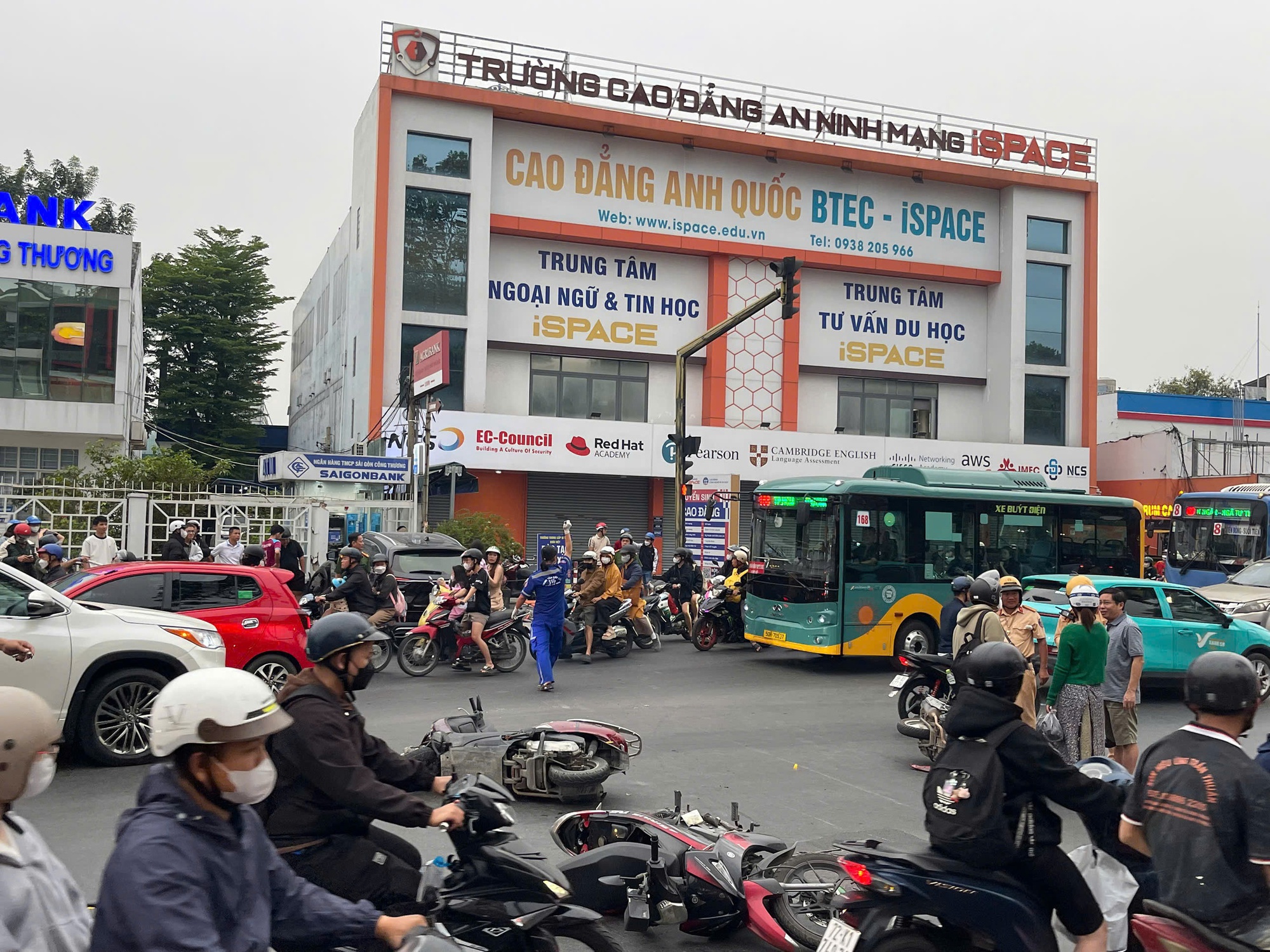 Nguy&ecirc;n nh&acirc;n t&agrave;i xế t&ocirc;ng một loạt xe m&aacute;y ở giao lộ tại TPHCM- Ảnh 1.