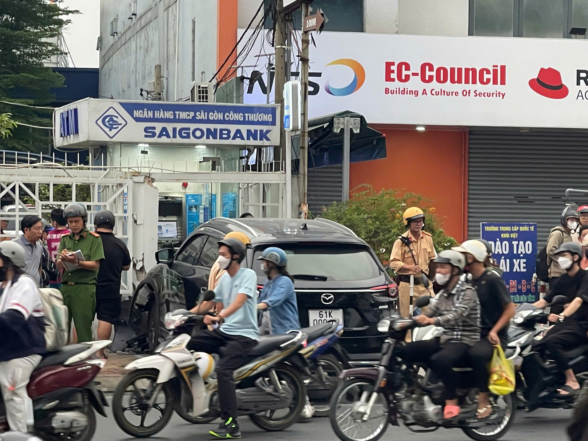 Nguy&ecirc;n nh&acirc;n t&agrave;i xế t&ocirc;ng một loạt xe m&aacute;y ở giao lộ tại TPHCM- Ảnh 2.