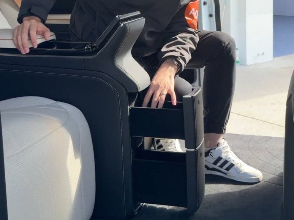 Thử l&agrave;m &lsquo;Chủ tịch&rsquo; tr&ecirc;n ghế Zeekr 009 sắp về Việt Nam: C&oacute; chi tiết kh&ocirc;ng ngờ tới!- Ảnh 8.