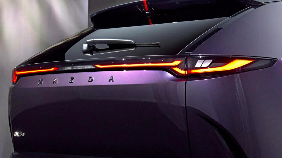 Mazda CX-6e chính thức ra mắt, không bán tại Mỹ- Ảnh 4.
