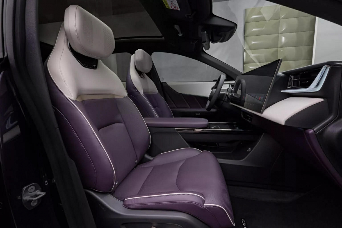 Mazda CX-6e chính thức ra mắt, không bán tại Mỹ- Ảnh 8.