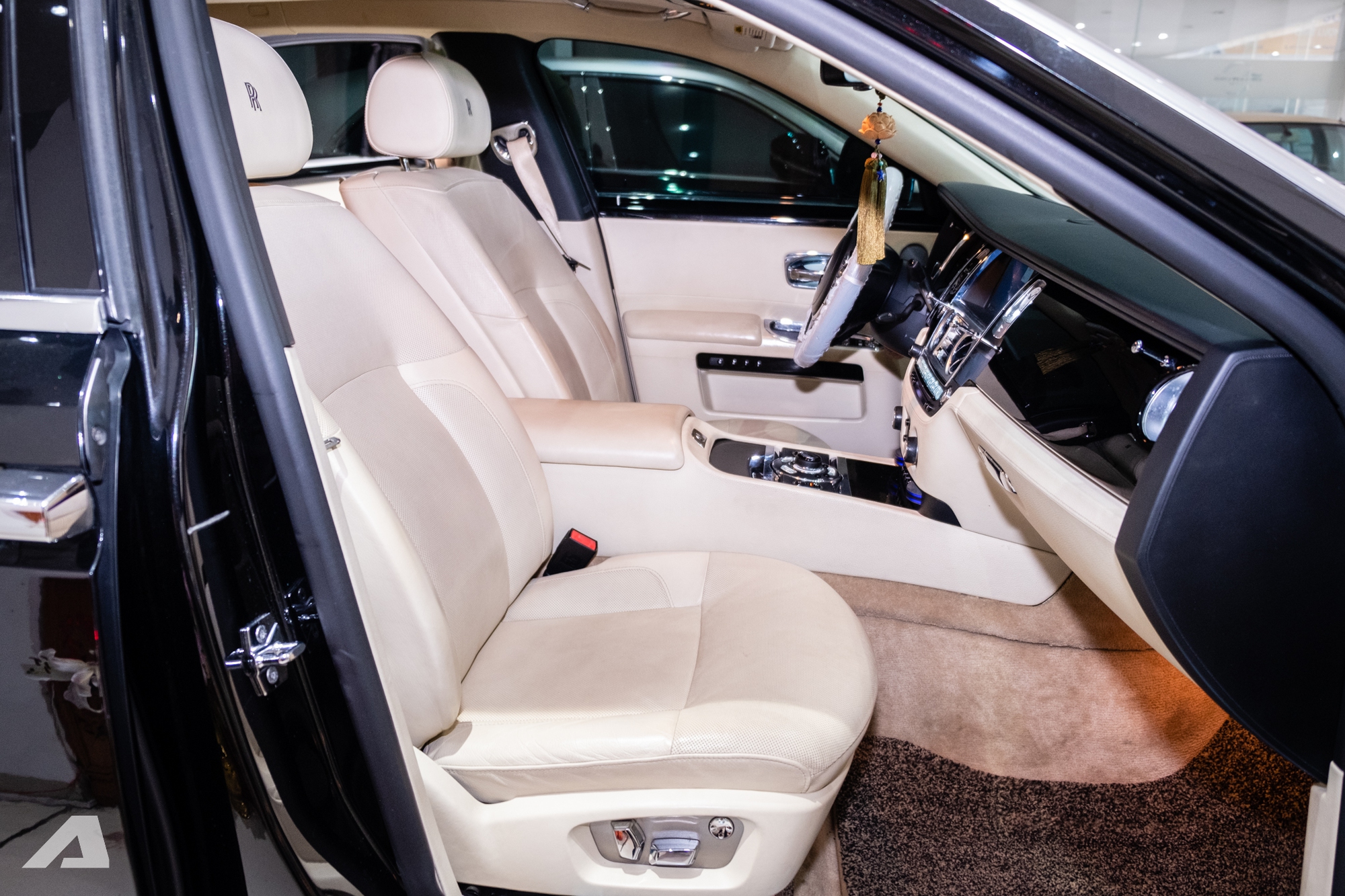 Rolls-Royce Ghost v&agrave; Bentley Mulsanne 15 tuổi b&aacute;n lại chỉ 5,5 tỷ đồng: Xe si&ecirc;u sang gi&aacute; thực tế chỉ ngang S-Class, 7-Series- Ảnh 28.