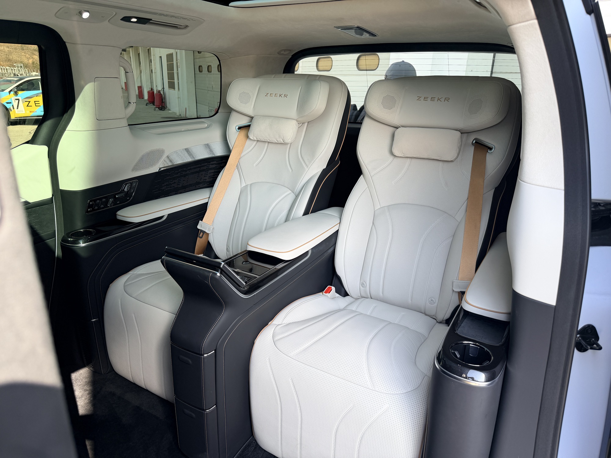 Thử l&agrave;m &lsquo;Chủ tịch&rsquo; tr&ecirc;n ghế Zeekr 009 sắp về Việt Nam: C&oacute; chi tiết kh&ocirc;ng ngờ tới!- Ảnh 4.