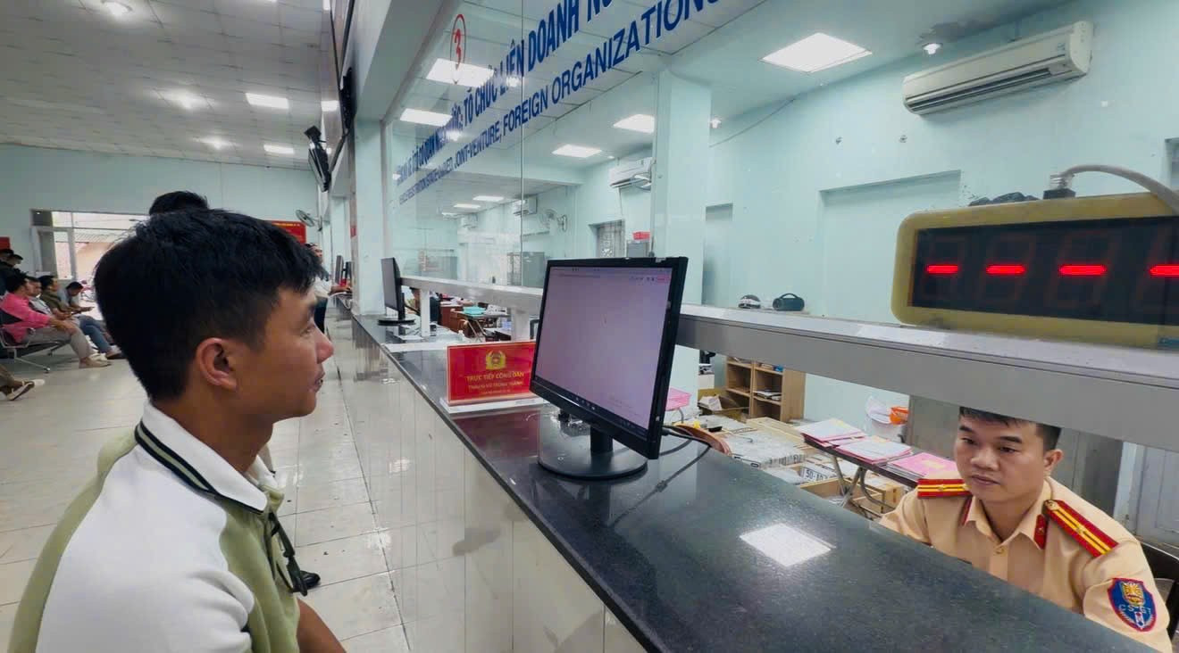 TP.HCM giảm lệ phí biển số ô tô từ 20 triệu xuống 14 triệu đồng- Ảnh 1.