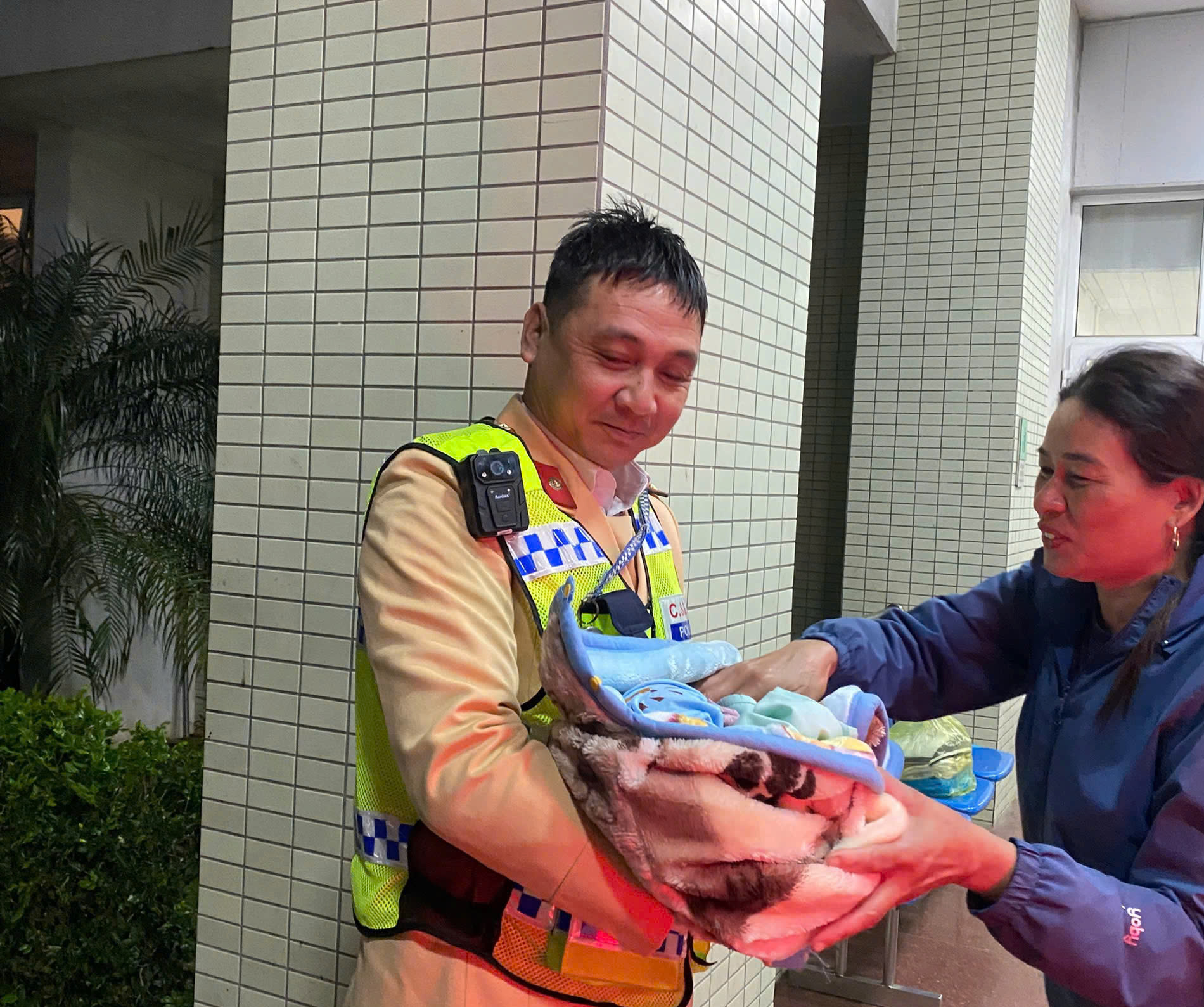 B&eacute; trai ch&agrave;o đời tr&ecirc;n xe tuần tra của cảnh s&aacute;t giao th&ocirc;ng- Ảnh 1.