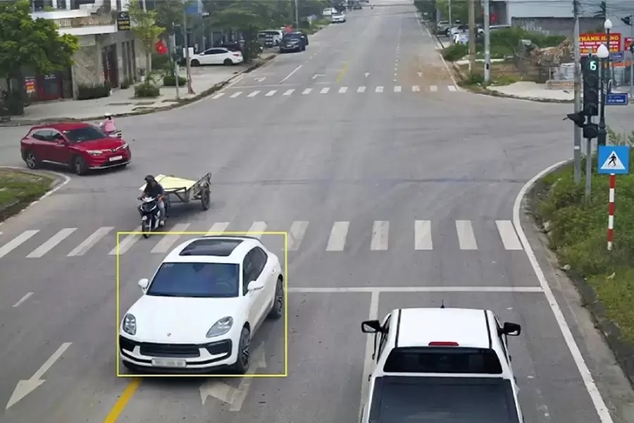 Mức phạt mới nhất năm 2026 cho lỗi &ocirc; t&ocirc; đ&egrave; vạch liền m&agrave;u v&agrave;ng- Ảnh 1.