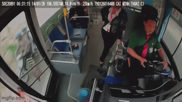 T&agrave;i xế xe bu&yacute;t đột quỵ l&uacute;c chở h&agrave;ng chục h&agrave;nh kh&aacute;ch: Phản ứng cực nhanh của nữ tiếp vi&ecirc;n- Ảnh 1.