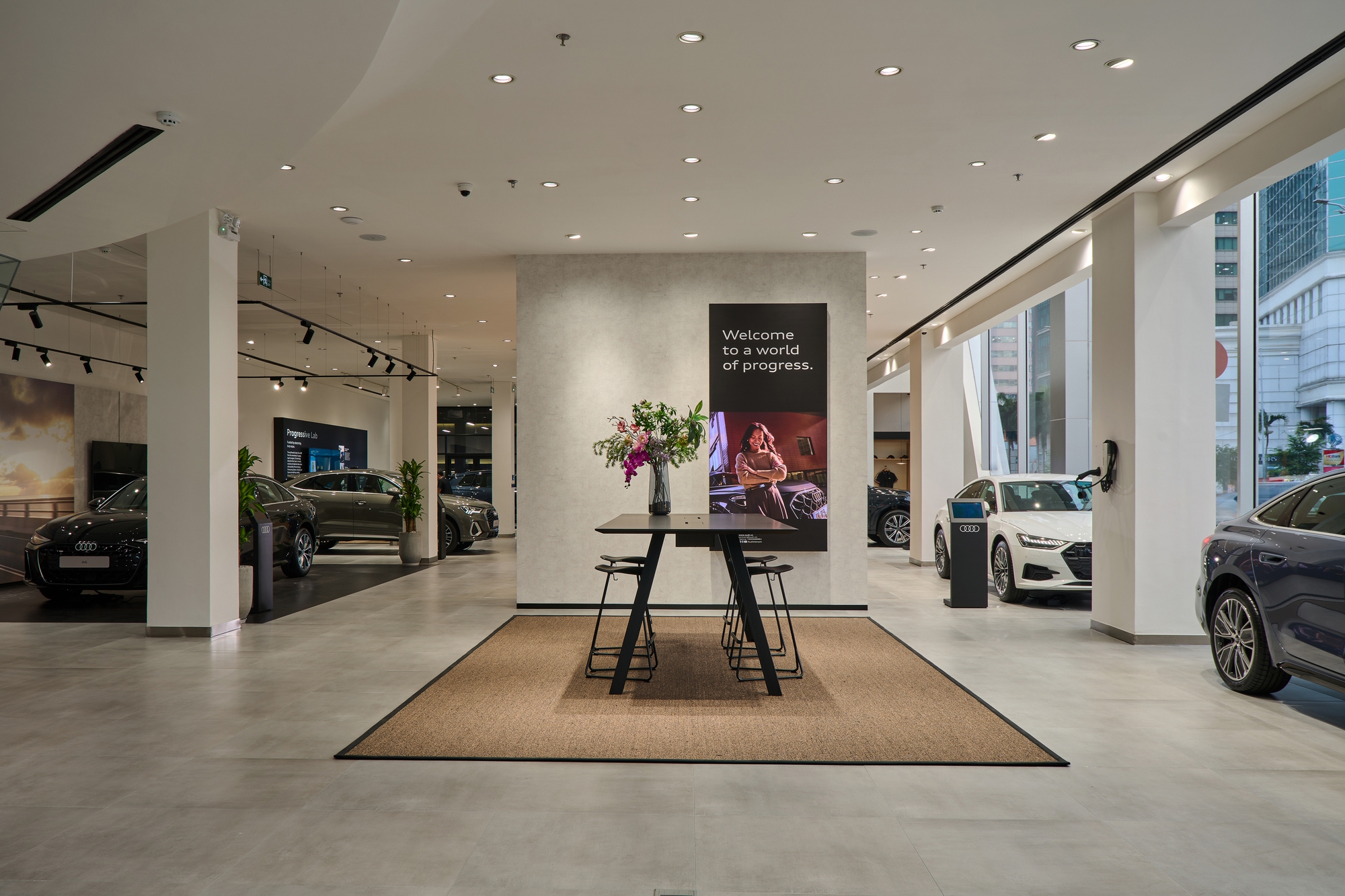 Showroom Audi lâu đời nhất Việt Nam 'khoác áo mới': Bên trong như sảnh chờ khách sạn 5 sao, có phòng giao xe riêng tư- Ảnh 4.
