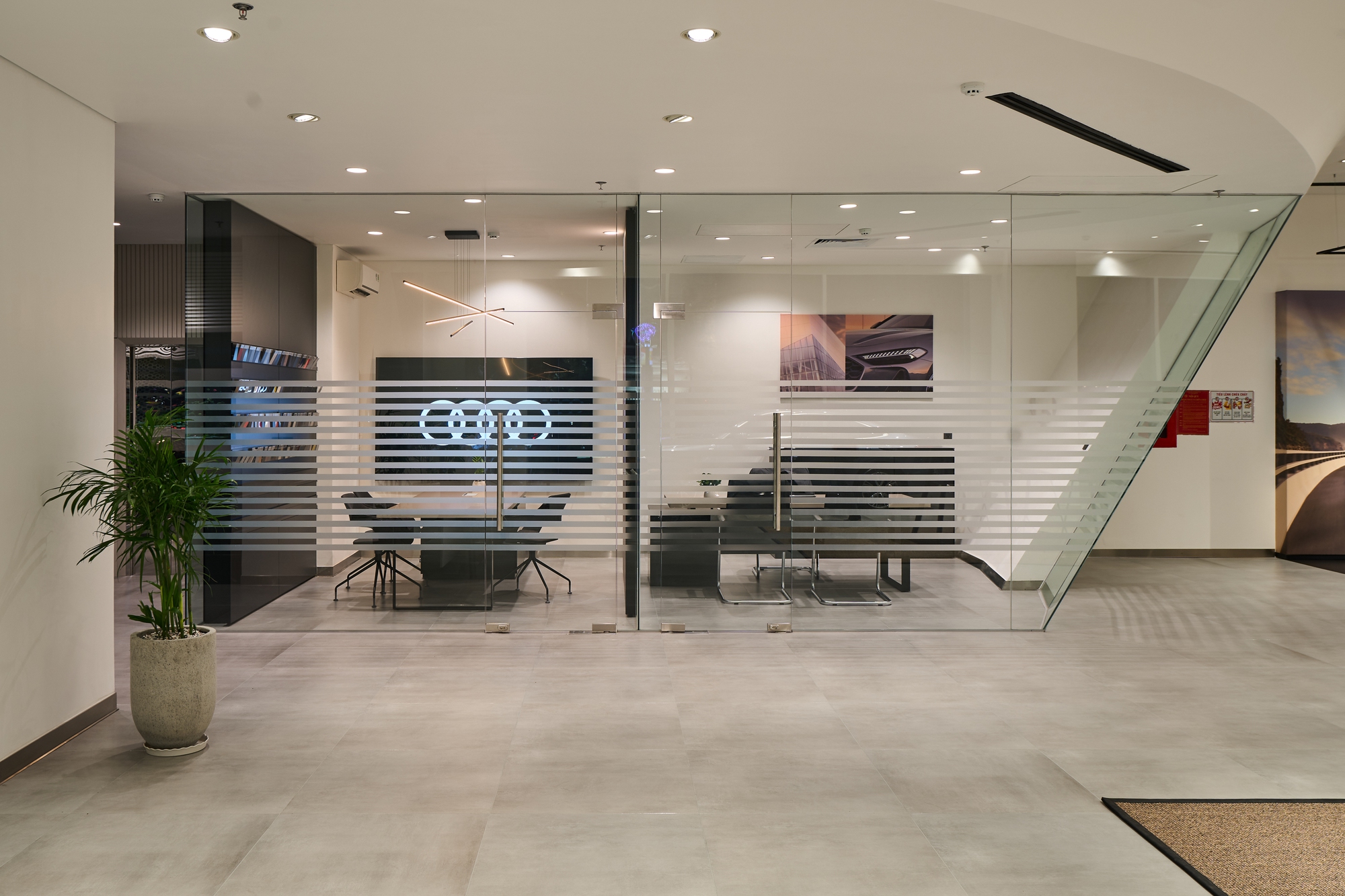 Showroom Audi lâu đời nhất Việt Nam 'khoác áo mới': Bên trong như sảnh chờ khách sạn 5 sao, có phòng giao xe riêng tư- Ảnh 8.