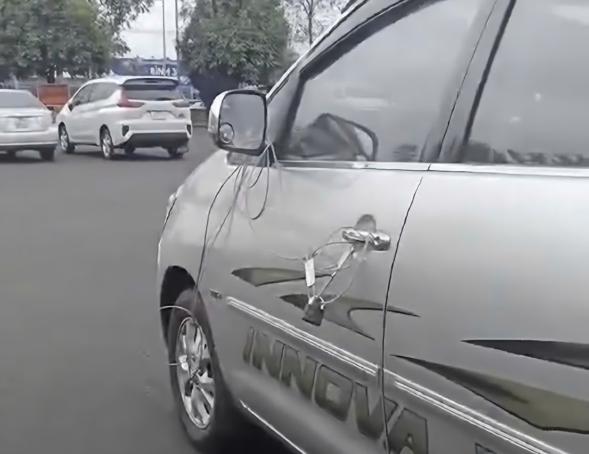 Bệnh viện thông tin về vụ "bảo vệ khóa cửa ô tô của người chở bệnh nhân đi cấp cứu"- Ảnh 1. Bệnh viện thông tin về vụ "bảo vệ khóa cửa ô tô của người chở bệnh nhân đi cấp cứu"- Ảnh 1.