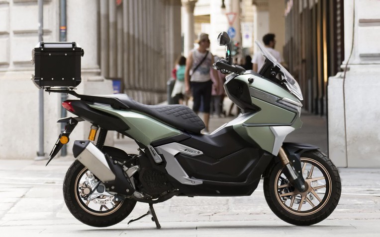 Nhẹ hơn đối thủ gần 40kg, mẫu xe tay ga 'độc lạ' n&agrave;y liệu c&oacute; l&agrave;m n&ecirc;n chuyện trước Honda v&agrave; Yamaha?- Ảnh 1.