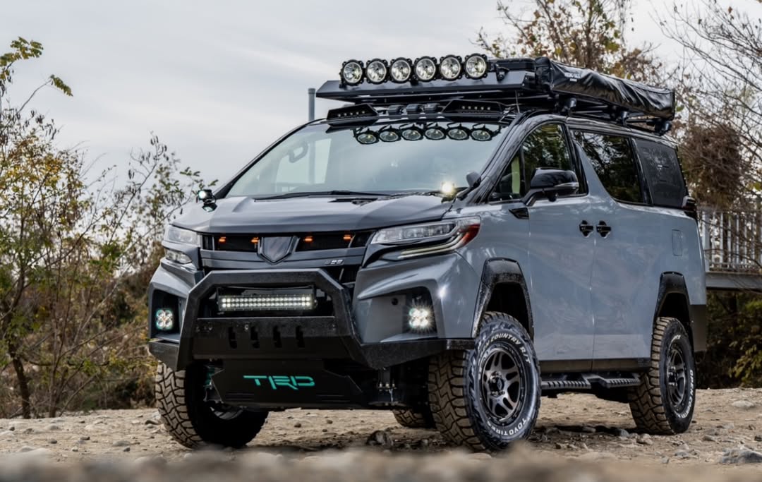 Độ Toyota Alphard tới cỡ này thì Land Cruiser cũng chỉ là ‘cái bóng’: Gầm cao, lốp béo, đồ nghề off-road ‘tận răng’- Ảnh 1.